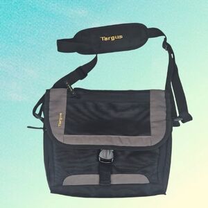 Targus Travel Messenger Bag in Black